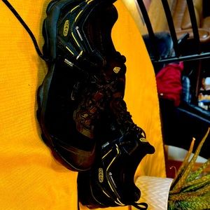 Keen waterproof hiking shoe black size 11
